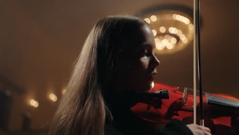 Retrato-De-Una-Hermosa-Joven-Con-Violín-Rojo-En-La-Escena-De-La-Antigua-ópera.-Un-Hermoso-Violinista-Está-Tocando-El-Violín.