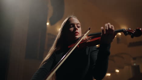 Hermosa-Joven-Con-Violín-Rojo-En-La-Escena-De-La-Antigua-ópera-Violinista-Está-Tocando-El-Violín