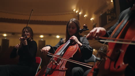 Violonchelistas-Y-Violinistas-Tocan-Música-En-El-Escenario-De-Instrumentos-De-Cuerda-De-La-Sala-Filarmónica