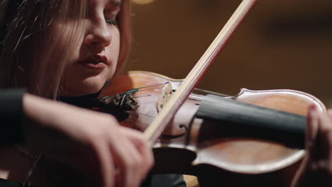 Hermosa-Violinista-Está-Tocando-El-Violín-Emocionalmente-Primer-Plano-De-La-Cara-Y-Concierto-De-Violín-En-La-ópera