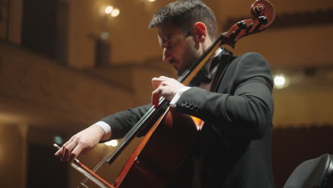 Der-Talentierte-Cellist-Spielt-Ein-Violoncello-Konzert-Mit-Klassischer-Musik-Oder-Ein-Proben-Sinfonieorchester