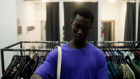 Hombre-Afroamericano-En-Una-Tienda
