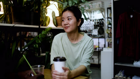 Young-woman-in-a-coffee-shop