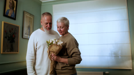Man-bringing-flowers-to-woman
