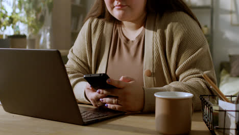 Mujer-Trabajando-Con-Computadora-Portátil-En-Casa