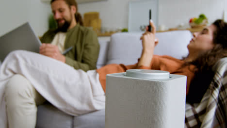 Close-up-view-of-smart-speaker