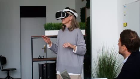 Mujer-Usando-Gafas-De-Realidad-Virtual