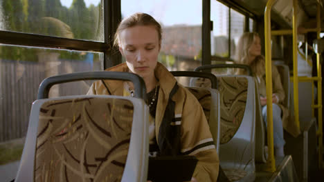 Joven-En-El-Autobús