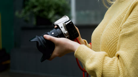 Woman-with-professional-camera
