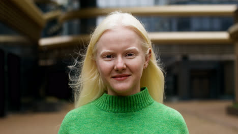 Lächelnde-Albino-Frau-Auf-Der-Straße