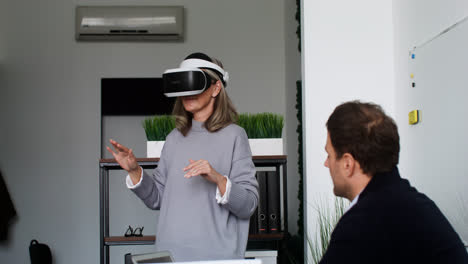 Frau-Mit-Virtual-Reality-Brille