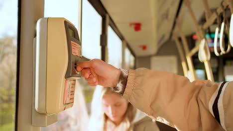Fahrkartenautomat-Im-Bus