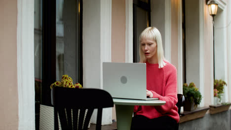 Mujer-Feliz-Usando-Laptop