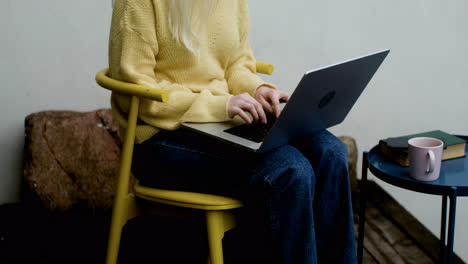 Happy-woman-using-laptop