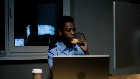 Afroamerikanischer-Mann-Entspannt-Sich-Am-Schreibtisch