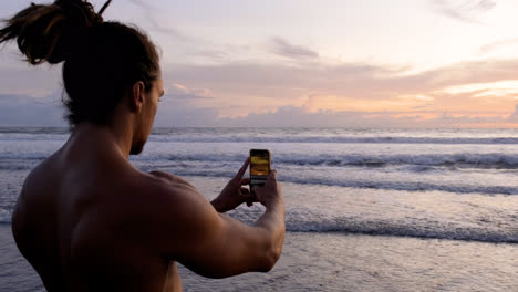 Man-taking-picture-of-the-beach
