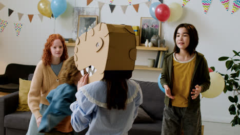 Kinder-Spielen-Im-Wohnzimmer