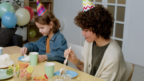 Gente-En-Una-Fiesta-De-Cumpleaños