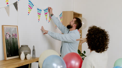 Pareja-Decorando-La-Casa