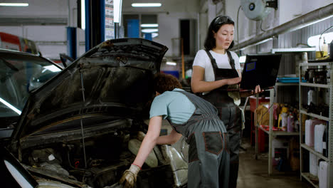 Mujeres-Trabajando-En-Un-Garaje