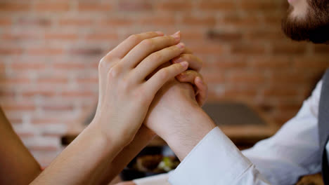 Pareja-Feliz-En-Una-Cita