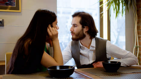 Pareja-Feliz-En-Una-Cita