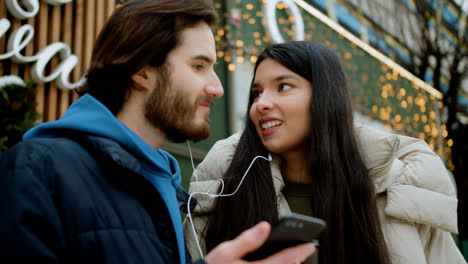 Mann-Küsst-Seine-Freundin-Im-Freien