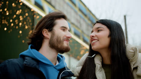 Man-kissing-his-girlfriend-outdoors