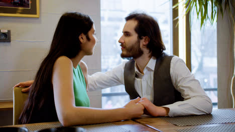 Pareja-Feliz-En-Una-Cita