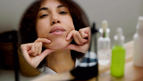 Woman-looking-in-the-mirror