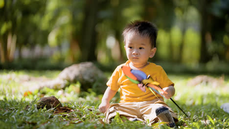 Vietnamesisches-Kind-In-Einem-Park