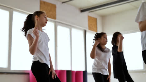Lehrer-Und-Schüler-Im-Tanzunterricht