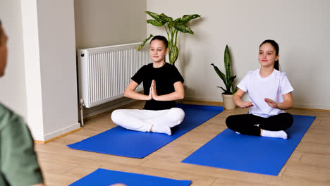 Kinder-Praktizieren-Yoga