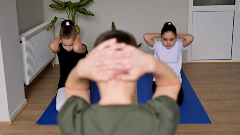 Gente-Practicando-Yoga