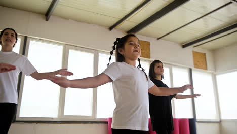 Lehrer-Und-Schüler-Im-Tanzunterricht