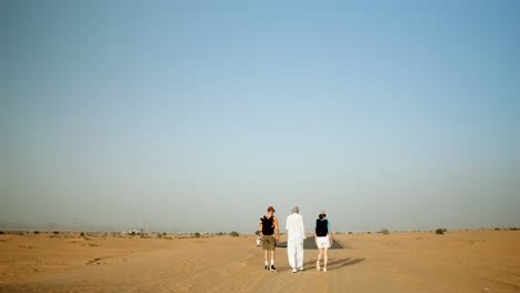 Drei-Reisende-In-Der-Wüste