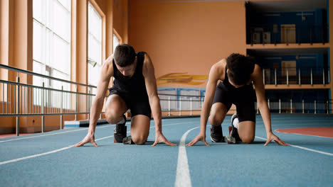 Atletas-En-Una-Pista-De-Atletismo