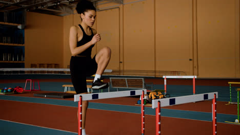 Sportlerin-Springt-Hürden