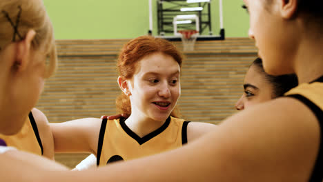 Mädchen-Auf-Dem-Basketballplatz