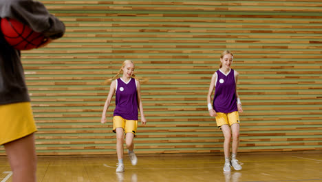 Jugendliche-Auf-Dem-Basketballplatz