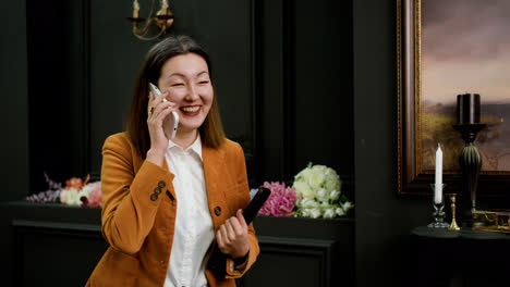 Asiatische-Frau-Benutzt-Smartphone