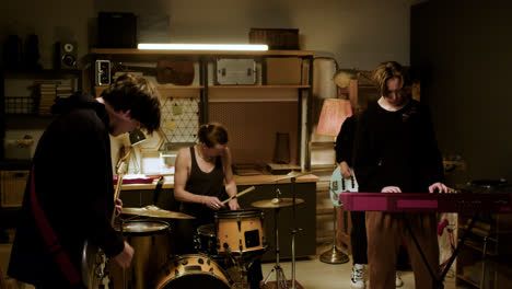 Musikgruppe-In-Einem-Studio
