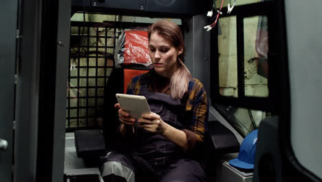 Female-operator-using-tablet