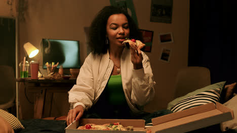 Woman-eating-pizza