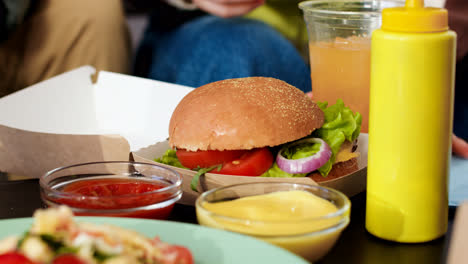 Burger-Im-Karton-Auf-Dem-Tisch