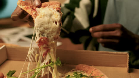 Hombre-Comiendo-Deliciosa-Pizza