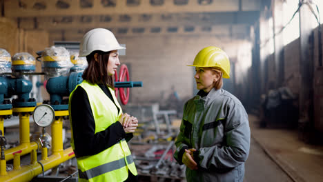 Two-workers-talking-at-the-factory