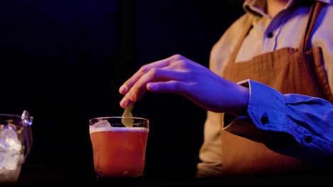 Barkeeper-Bereitet-Cocktail-Zu