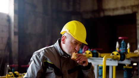 Worker-eating-and-drinking
