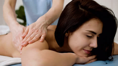 Frau-Erhält-Eine-Massage